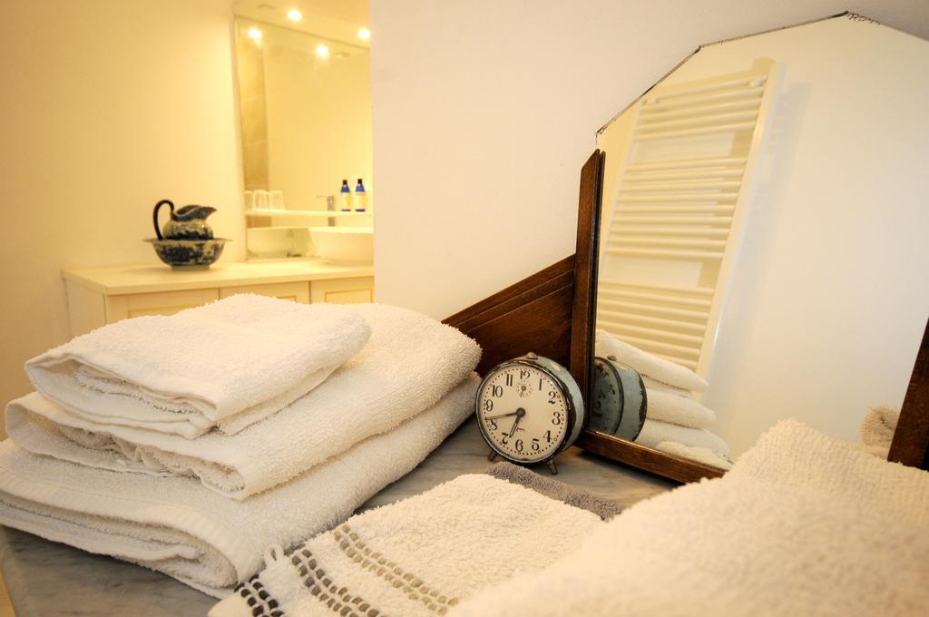 Chez Madeleine Bed & Breakfast Saint-Colomb-de-Lauzun Rom bilde